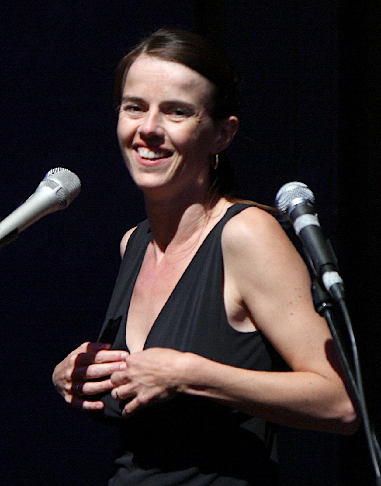 Portrait d&rsquo;artiste – Hélène Mathon – La Langue écarlate